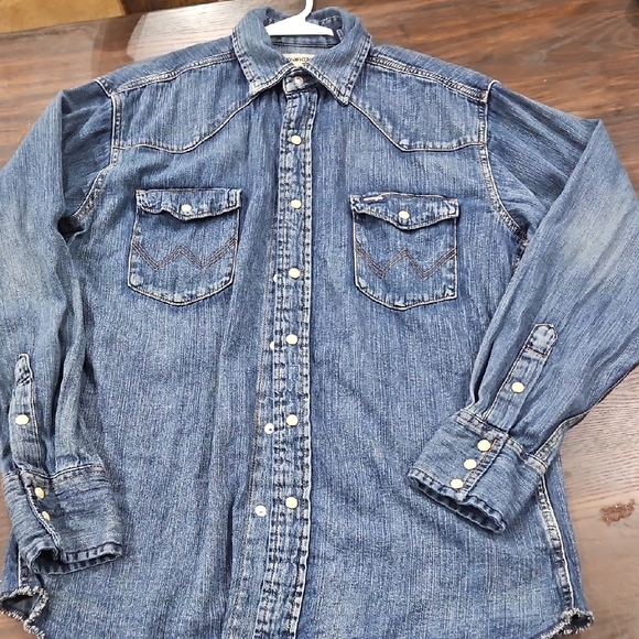 Wrangler Blue Casual Button Down Shirt with Western Details - Picture 1 of 6